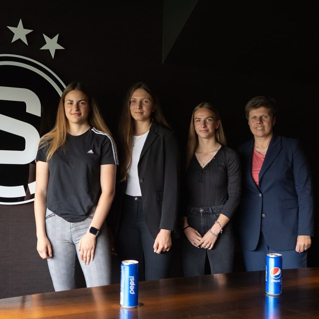 ✍️ Kateřina Brejšková (18), Andrea Švíbková (17) a Klára Ducháčková (17) podepsaly své první profesionální smlouvy!

#zenyfotbal #acsparta